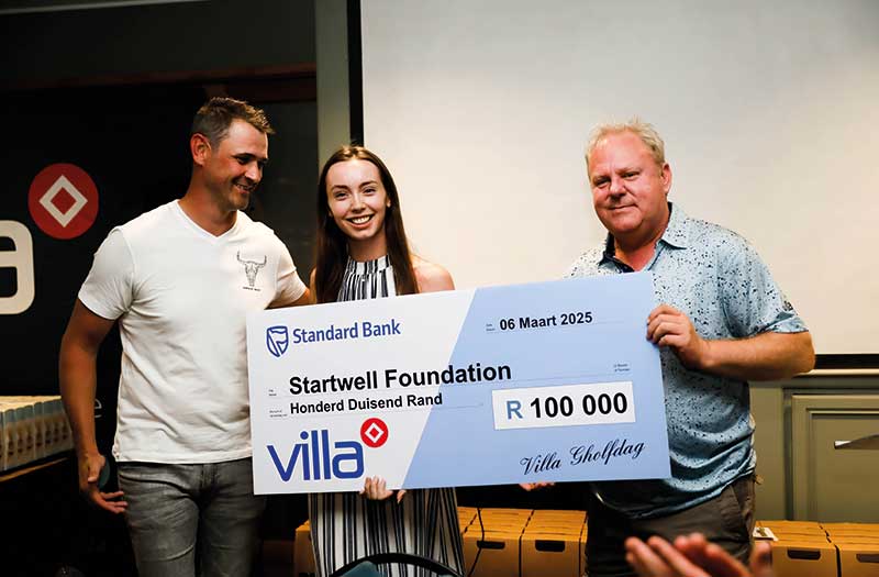 Marius en Pierre Slabber (links), organiseerder van die gholfdag, saam met Madine Kriek van die StartWell Foundation, wat voedsame kos vir behoeftige huishoudings vervaardig en versprei.